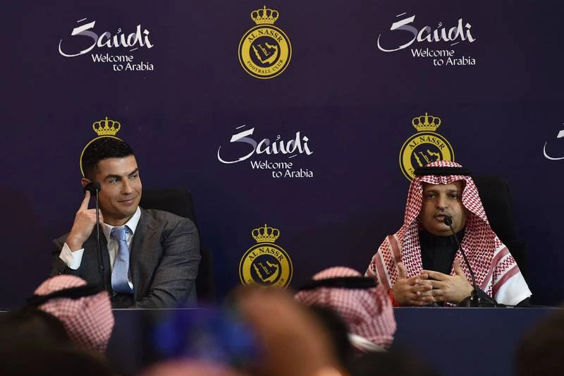 Ronaldo và Chủ tịch Muammar của Al Nassr. Ảnh: Getty