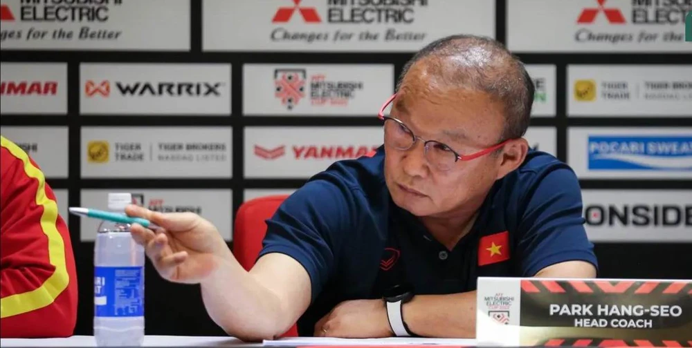 Ông Park chỉ nhân vật ông hoài nghi là "gián điệp" của ông Shin cài vào buổi họp báo. Ảnh: Bola.