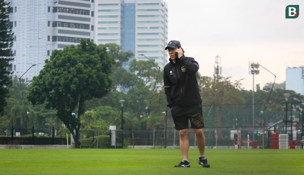 Sân tập của tuyển Indonesia nằm trong khu tổ hợp Senayan nơi có sân Bung Karno. Trận bán kết lượt đi AFF Cup 2022 tối 6-1 giữa Indonesia và Việt Nam là cơ hội để ông Shin làm nên chuyện trước đồng hương Park Hang-seo. Tuyển Indonesia khởi động cho buổi tập. Mèo chạy vào sân, điềm gì sẽ đến với Indonesia?