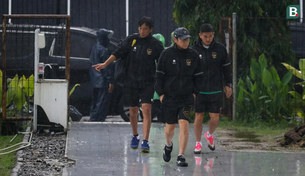 Shin Tae-yong và các trợ lý ra sân mà trời mưa lớn. Thầy trò HLV Shin Tae-yong quyết "giảm trừ nợ" khi đối đầu với ông Park. Ngoại binh nhập tịch tuyển Indonesia Spasojevic. Cầm quân đội tuyển quốc gia và U-23, ông Shin toàn thua đồng hương Park Hang-seo. Ông Shin mong ngóng thời tiết tốt hơn để những buổi tập mảng miếng được thực thi rốt ráo trước khi chạm trán với Việt Nam. Toàn đội Indonesia hội ý trước buổi tập. Sân tập của tuyển Indonesia nằm trong khu tổ hợp Senayan nơi có sân Bung Karno. Trận bán kết lượt đi AFF Cup 2022 tối 6-1 giữa Indonesia và Việt Nam là cơ hội để ông Shin làm nên chuyện trước đồng hương Park Hang-seo. Tuyển Indonesia khởi động cho buổi tập. Mèo chạy vào sân, điềm gì sẽ đến với Indonesia?