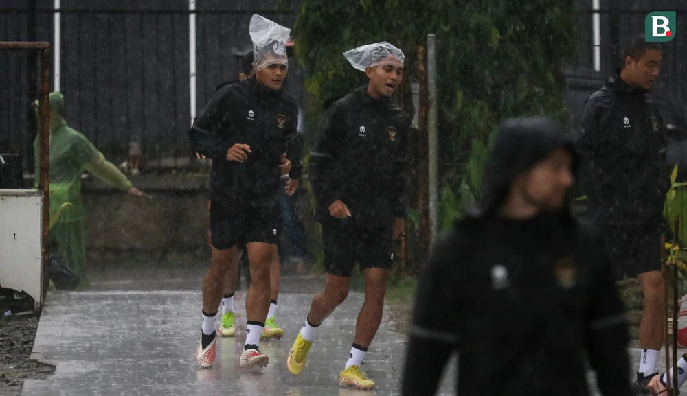 Thời tiết ở Jakarta...cũng nắng mưa thất thường, hầu hết là mưa dai dẳng. Shin Tae-yong và các trợ lý ra sân mà trời mưa lớn. Thầy trò HLV Shin Tae-yong quyết "giảm trừ nợ" khi đối đầu với ông Park. Ngoại binh nhập tịch tuyển Indonesia Spasojevic. Cầm quân đội tuyển quốc gia và U-23, ông Shin toàn thua đồng hương Park Hang-seo. Ông Shin mong ngóng thời tiết tốt hơn để những buổi tập mảng miếng được thực thi rốt ráo trước khi chạm trán với Việt Nam. Toàn đội Indonesia hội ý trước buổi tập. Sân tập của tuyển Indonesia nằm trong khu tổ hợp Senayan nơi có sân Bung Karno. Trận bán kết lượt đi AFF Cup 2022 tối 6-1 giữa Indonesia và Việt Nam là cơ hội để ông Shin làm nên chuyện trước đồng hương Park Hang-seo. Tuyển Indonesia khởi động cho buổi tập. Mèo chạy vào sân, điềm gì sẽ đến với Indonesia?