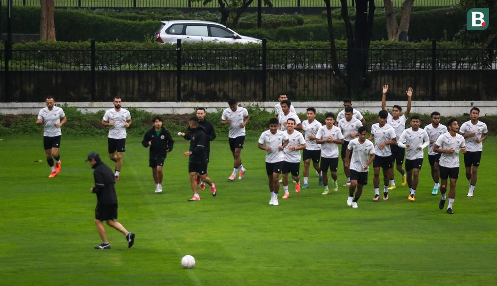 Trận bán kết lượt đi AFF Cup 2022 tối 6-1 giữa Indonesia và Việt Nam là cơ hội để ông Shin làm nên chuyện trước đồng hương Park Hang-seo. Tuyển Indonesia khởi động cho buổi tập. Mèo chạy vào sân, điềm gì sẽ đến với Indonesia?