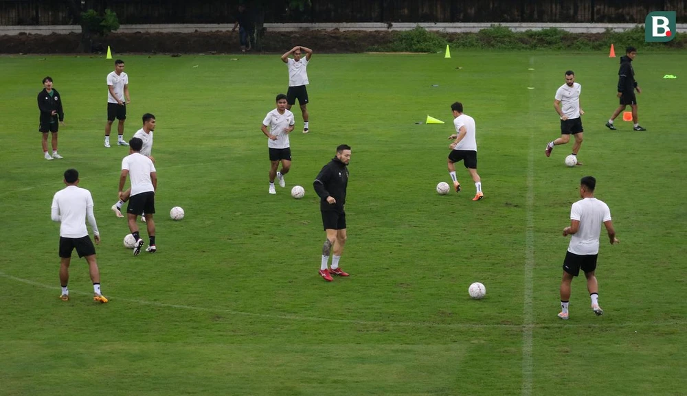 Tuyển Indonesia khởi động cho buổi tập. Mèo chạy vào sân, điềm gì sẽ đến với Indonesia?