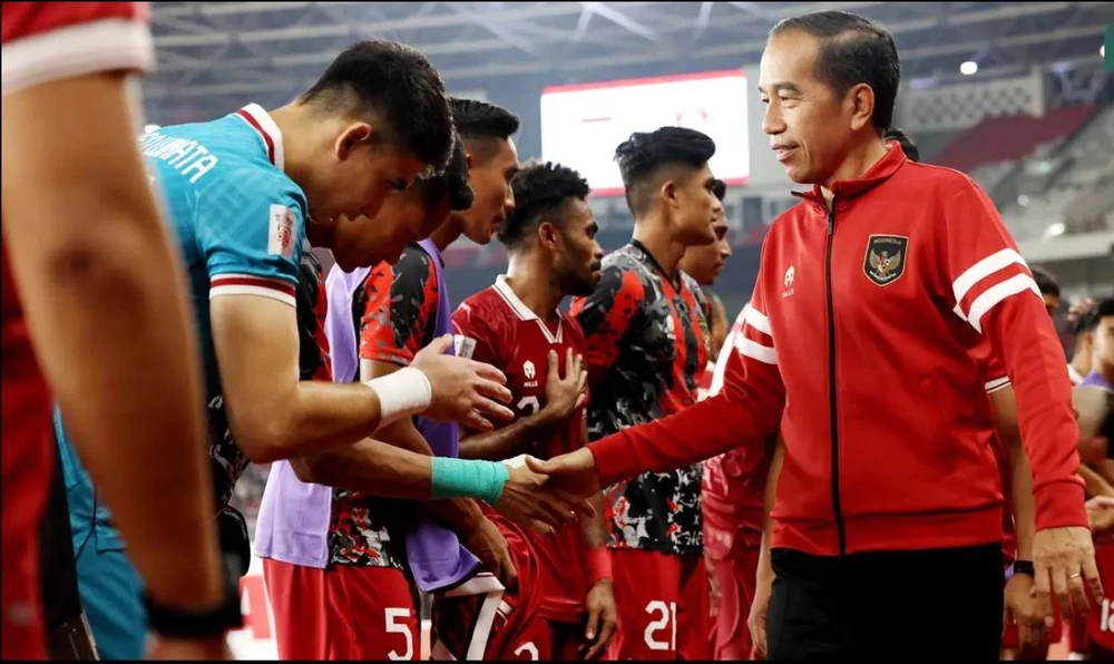 Tổng thống Joko Widodo của Indonesia bắt tay các tuyển thủ trước trận. Ảnh: Bola.