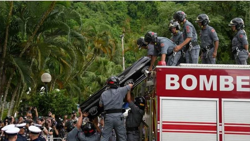 Pele về với cõi vĩnh hằng tại nghĩa trang TP Santos. Ảnh: AP Căn nhà nơi anh em Pele và bố mẹ đã và đang sống. Thân mẫu của Pele, bà Celeste Arantes vẫn sống nơi đây. Bức phù điêu về gia đình Pele gồm cha, mẹ, một em gái và một em trai. Vua bóng đá chính là cậu trai cả trong bức phù điêu. Ảnh: AFP