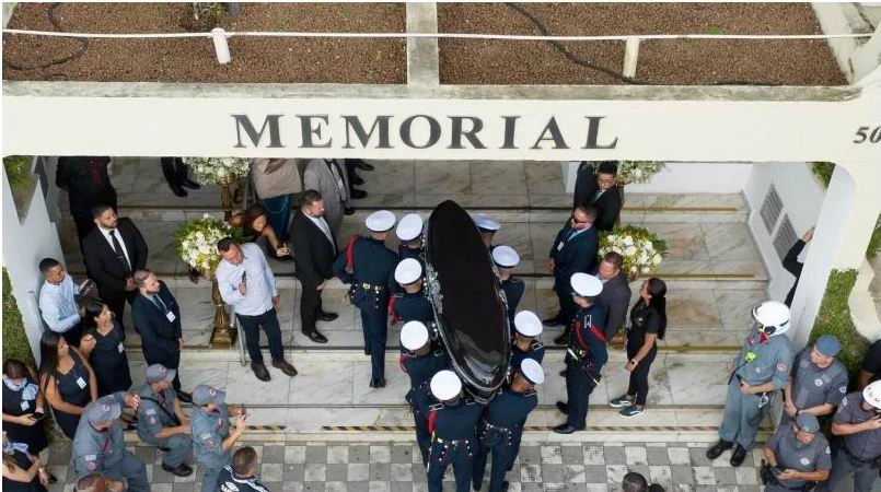 Quan tài Pele được khiêng vào nghĩa trang TP Santos. Ảnh: AP