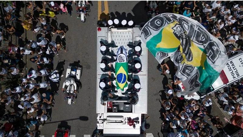 Quan tài của Pele phủ quốc kỳ Brazil. Ảnh: AP Pele về với cõi vĩnh hằng tại nghĩa trang TP Santos. Ảnh: AP Căn nhà nơi anh em Pele và bố mẹ đã và đang sống. Thân mẫu của Pele, bà Celeste Arantes vẫn sống nơi đây. Bức phù điêu về gia đình Pele gồm cha, mẹ, một em gái và một em trai. Vua bóng đá chính là cậu trai cả trong bức phù điêu. Ảnh: AFP