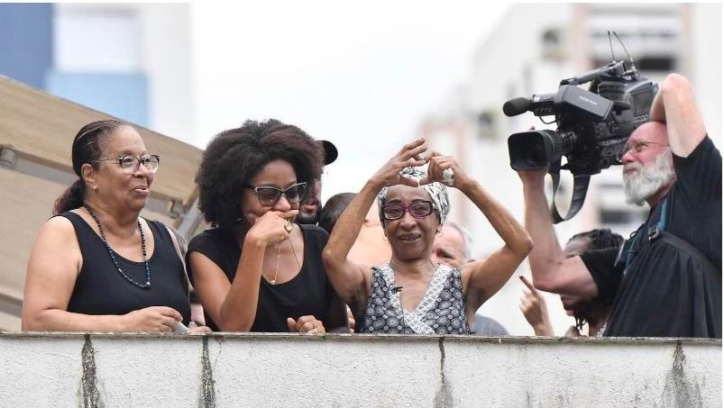 Người em gái kế của Pele, bà Maria Lucia Nascimento (đưa tay hình trái tim) trong tang lễ anh trai. Ảnh: AP