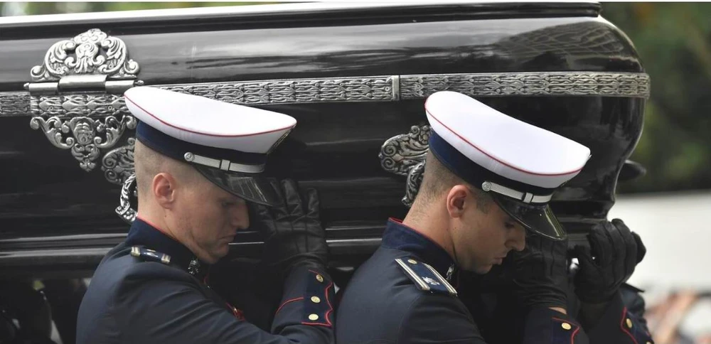 Đơn vị cử hành tang lễ quốc gia Brazil khiêng quan tài vua Pele. Ảnh: AP