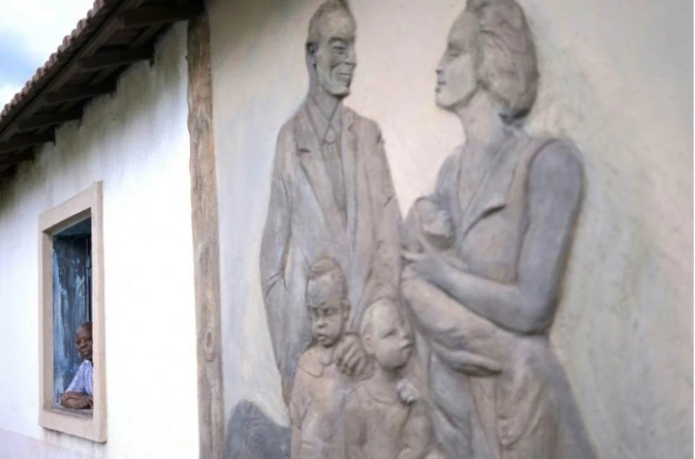 Căn nhà nơi anh em Pele và bố mẹ đã và đang sống. Thân mẫu của Pele, bà Celeste Arantes vẫn sống nơi đây. Bức phù điêu về gia đình Pele gồm cha, mẹ, một em gái và một em trai. Vua bóng đá chính là cậu trai cả trong bức phù điêu. Ảnh: AFP