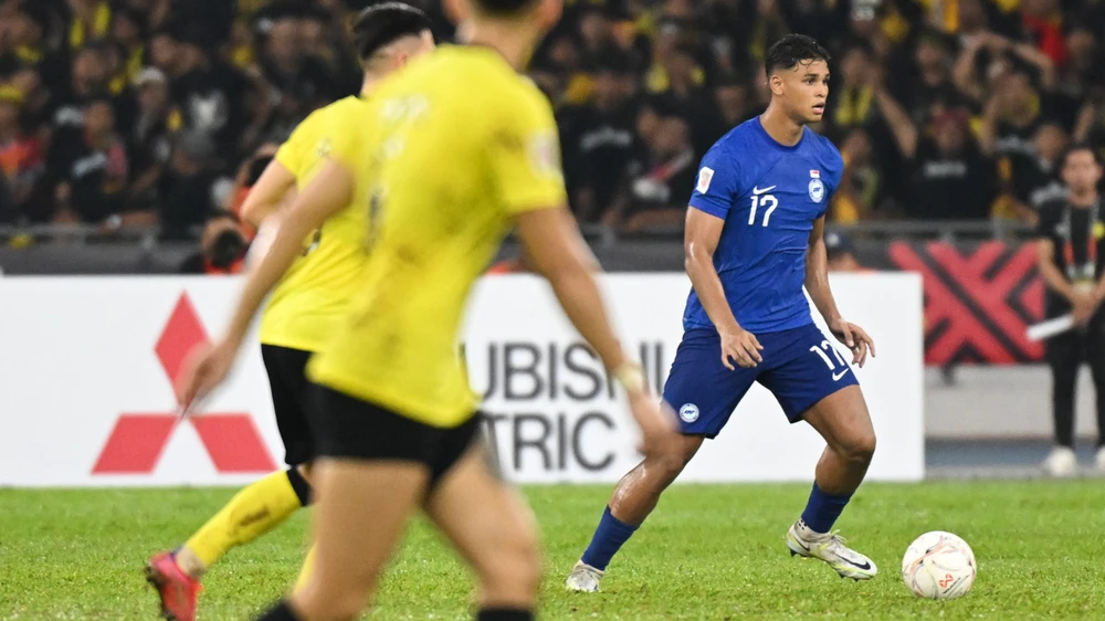 Singapore thua thảm Malaysia 1-4 ở Bukit Jalil, nhưng đàn anh Baihakki Khaizan...cười nói vui vẻ. Ảnh: FAS