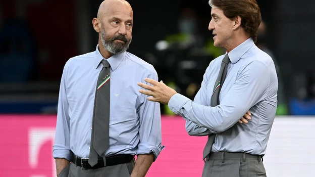 Vialli cùng đồng nghiệp Mancini. Ảnh: S.E