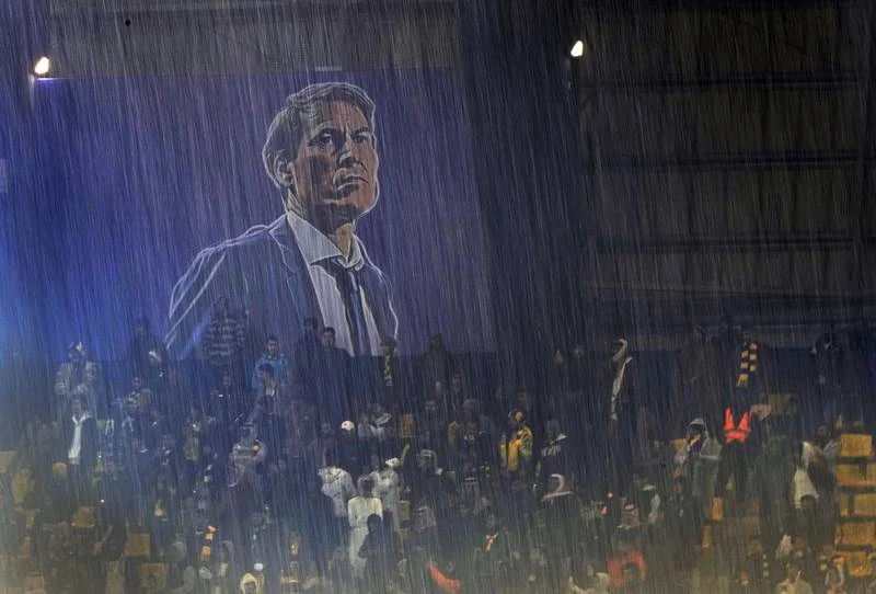 Ronaldo ngồi xem đồng đội Al Nassr thắng Al Taj 2-0 ảnh 1