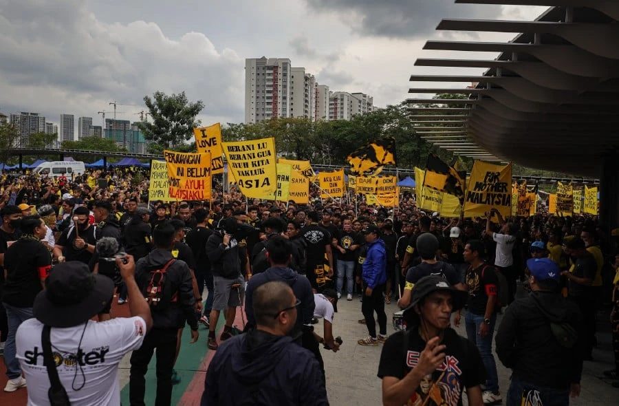 Fan Malaysia đến sân Bukit Jalil trước trận Malaysia - Thái Lan. Ảnh: CTP Fan Malaysia đến sân Bukit Jalil trước trận Malaysia - Thái Lan. Ảnh: CTP