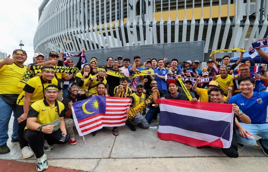 Fan của Malaysia và Thái Lan hòa bình trước sân Bukit Jalil. Ảnh: CTP Fan của Malaysia và Thái Lan hòa bình trước sân Bukit Jalil. Ảnh: CTP
