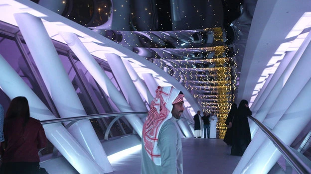 Chiếc cầu dài 65m bên ngoài căn hộ Ronaldo. Ảnh: S.E Gia đình Ronaldo sống đẳng cấp...đế vương với các ông hoàng Saudi Arabia. Ảnh: S.E Một căn phòng thư giãn khác với đá cẩm thạch từ Ý mang về. Ảnh: S.E