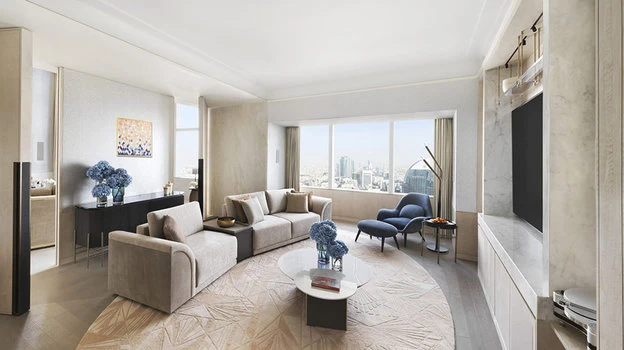 Phòng thư giãn. Ảnh: S.E Một gian bếp của căn hộ. Ảnh: S.E Một phòng ngủ. Ảnh: S.E Chiếc cầu dài 65m bên ngoài căn hộ Ronaldo. Ảnh: S.E Gia đình Ronaldo sống đẳng cấp...đế vương với các ông hoàng Saudi Arabia. Ảnh: S.E Một căn phòng thư giãn khác với đá cẩm thạch từ Ý mang về. Ảnh: S.E