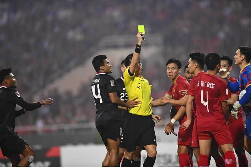 Bùi Tiến Dũng dính thẻ vàng nên HLV Park Hang-seo cho nghỉ sớm. Ảnh: HẢI THỊNH