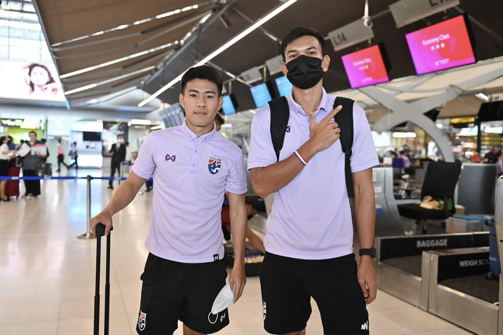 Sarach Yooyen và Adisak Krainsorn, hai trụ cột của tuyển Thái Lan. Tuyển Thái Lan làm khách tại sân Mỹ Đình ở chung kết lượt đi lúc 19 giờ 30 ngày 13-1. Đội tuyển Thái Lan có nhiều cầu thủ trẻ được chơi bên cạnh các đàn anh như Dangda, Theerathon, Yooyen Dangda, tay săn bàn hàng đầu của Thái Lan tại AFF Cup.