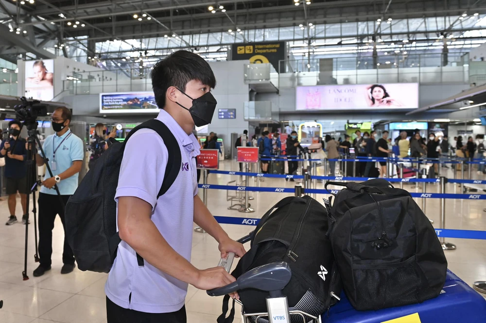 Tiền vệ nhỏ con nhưng cực lanh Ekanit Panya đẩy xe hành lý của mình. HLV Mano Polking và các trợ lý. Sarach Yooyen và Adisak Krainsorn, hai trụ cột của tuyển Thái Lan. Tuyển Thái Lan làm khách tại sân Mỹ Đình ở chung kết lượt đi lúc 19 giờ 30 ngày 13-1. Đội tuyển Thái Lan có nhiều cầu thủ trẻ được chơi bên cạnh các đàn anh như Dangda, Theerathon, Yooyen Dangda, tay săn bàn hàng đầu của Thái Lan tại AFF Cup.