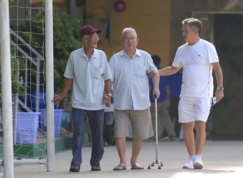 Sáng sớm, cựu tuyển thủ, HLV Nguyễn Hồng Phẩm trong ban tổ chức đã đón các cựu tuyển thủ, những người đa phần ở tuổi ngoài 80 và đi lại thật khó khăn…