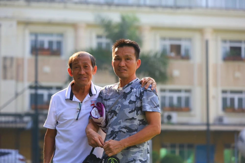 Trận đấu có không ít cựu cầu thủ Việt kiều về tham gia trong đó có cựu trung vệ Cảng Sài Gòn những năm 1990: Phan Huy Khải (phải).