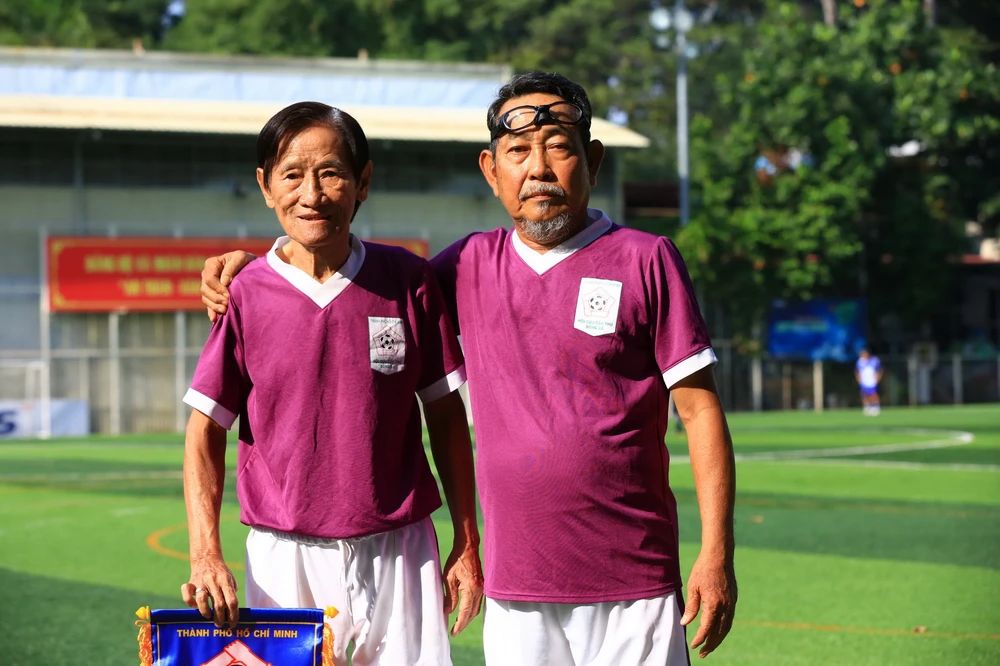 Cựu tuyển thủ Hồ Thanh Cang tuổi ngoài 80 cũng tham gia trận đấu, bên cạnh ông là “cầu thủ” nhà văn, nhà báo Trần Tử Văn, nguyên Phó Tổng biên tập báo Công An TP.HCM.