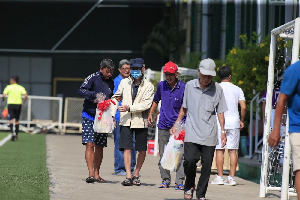 Có những cựu cầu thủ quá già yếu không thể đến chung vui và nhận quà được nên các con, cháu đã thay mặt đến nhận quà xuân cho cha, cho ông.