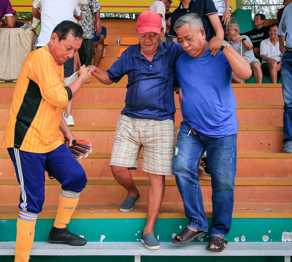 Hình ảnh xúc động với các cựu cầu thủ còn khoẻ dìu các bậc cha, chú, đàn anh của mình trong buổi lễ tri ân.