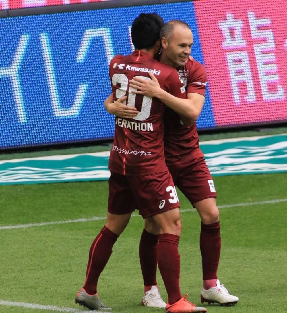 Những năm tháng đá ở J- League 1 Nhật Bản, có lúc Theerathon và đồng đội với Iniesta ở Vissel Kobe. Ảnh: J- League.