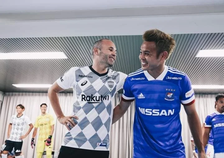 ...Và cũng có khi đối thủ của nhau. Ảnh: J-League.