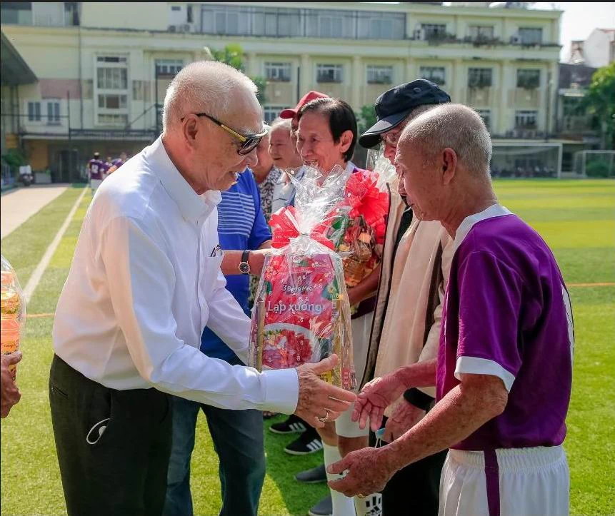 Nguyên Chủ tịch Liên Chi Hội Cựu cầu thủ Việt Nam, ông Trần Duy Long ở tuổi ngoài 80 nhưng vẫn rất phong độ, trao quà cho cựu tuyển thủ Dương Văn Thà.