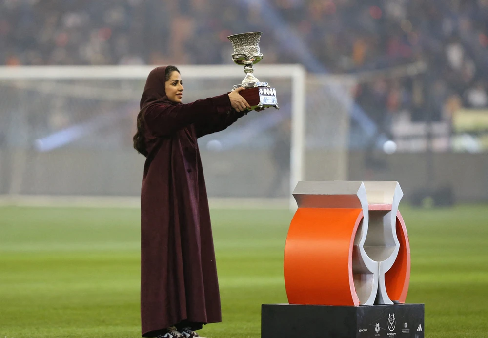 Siêu cúp Tây Ban Nha "phiên bản thương mại" mà LĐBĐ nước này tạo ra để kinh doanh ở Saudi Arabia. Lễ đăng quang Siêu cúp Tây Ban Nha ở sân King Fadh tại TP Riyadh, Saudi Arabia. Đánh bại đại kỳ phùng Real Madrid, Barcelona lên ngôi Siêu cúp Tây Ban Nha. Ảnh: Reuters.