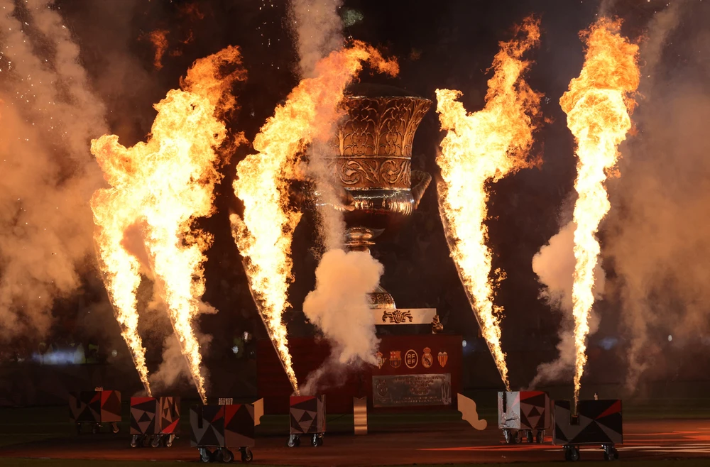 Lễ đăng quang Siêu cúp Tây Ban Nha ở sân King Fadh tại TP Riyadh, Saudi Arabia. Đánh bại đại kỳ phùng Real Madrid, Barcelona lên ngôi Siêu cúp Tây Ban Nha. Ảnh: Reuters.