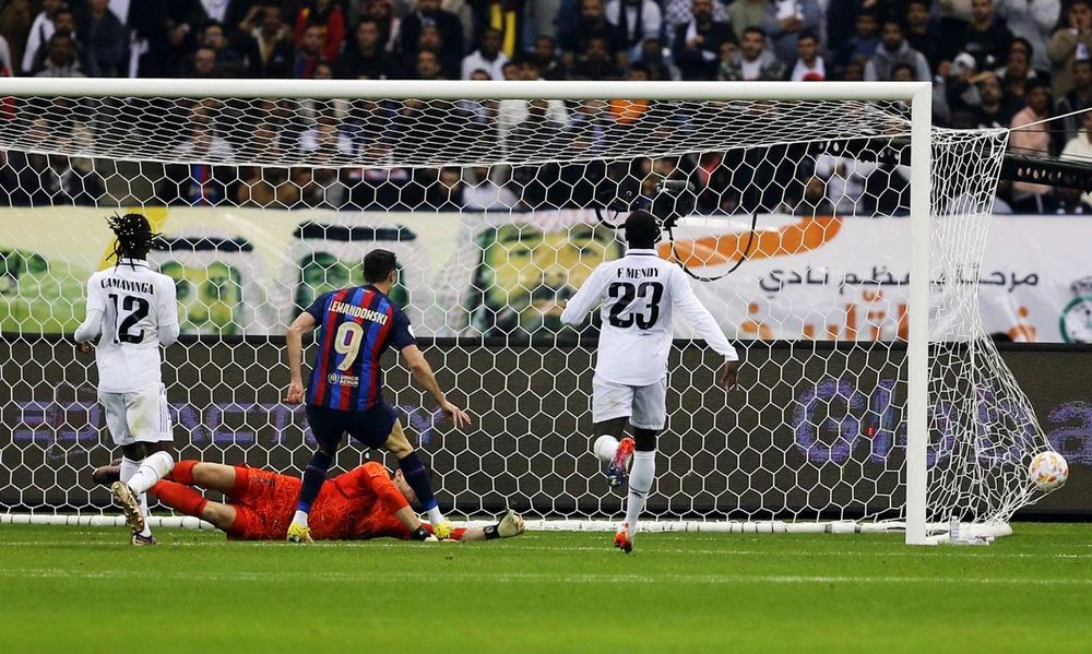 Lewandowski có bàn gia tăng khoảng cách lên 2-0 cho Barcelona phút 45. Real Madrid thua toàn diện ở El Clasico lần này. Barcelona tiếp cận trận đấu mà HLV Xavi rất lo lắng. Phía bên kia Carlo Ancelotti cũng lo lắng không kém. Tuy nhiên Barcelona đã giải quyết trận đấu theo cách rất dễ dàng với ba bàn thắng trong vòng 69 phút. Fan Barcelona hầu như không phải...thót tim vì các bàn thắng của Barcelona đến theo chiều hướng thuận lợi. Một buổi tối mà Vinicius Jr mờ nhạt. ...Còn Quả bóng vàng thế giới 2022 Benzema chỉ ghi bàn thắng danh dự cuối trận khi mọi chuyện đã ngã ngũ. Siêu cúp Tây Ban Nha "phiên bản thương mại" mà LĐBĐ nước này tạo ra để kinh doanh ở Saudi Arabia. Lễ đăng quang Siêu cúp Tây Ban Nha ở sân King Fadh tại TP Riyadh, Saudi Arabia. Đánh bại đại kỳ phùng Real Madrid, Barcelona lên ngôi Siêu cúp Tây Ban Nha. Ảnh: Reuters.