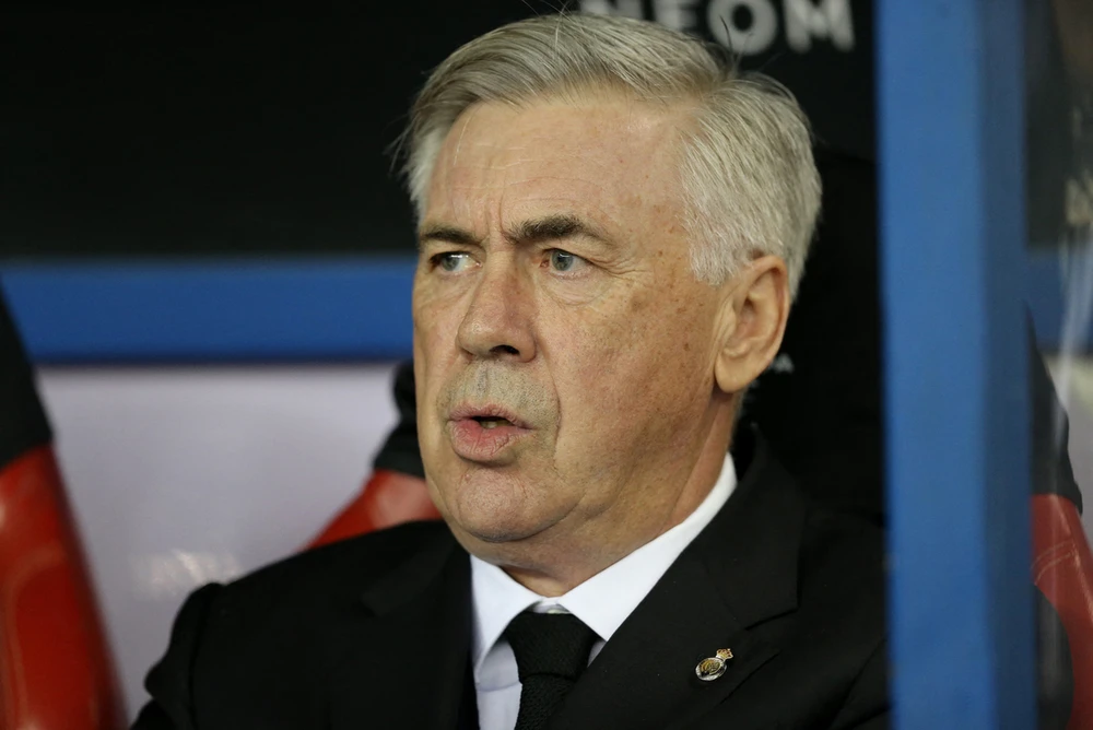 Phía bên kia Carlo Ancelotti cũng lo lắng không kém. Tuy nhiên Barcelona đã giải quyết trận đấu theo cách rất dễ dàng với ba bàn thắng trong vòng 69 phút. Fan Barcelona hầu như không phải...thót tim vì các bàn thắng của Barcelona đến theo chiều hướng thuận lợi. Một buổi tối mà Vinicius Jr mờ nhạt. ...Còn Quả bóng vàng thế giới 2022 Benzema chỉ ghi bàn thắng danh dự cuối trận khi mọi chuyện đã ngã ngũ. Siêu cúp Tây Ban Nha "phiên bản thương mại" mà LĐBĐ nước này tạo ra để kinh doanh ở Saudi Arabia. Lễ đăng quang Siêu cúp Tây Ban Nha ở sân King Fadh tại TP Riyadh, Saudi Arabia. Đánh bại đại kỳ phùng Real Madrid, Barcelona lên ngôi Siêu cúp Tây Ban Nha. Ảnh: Reuters.
