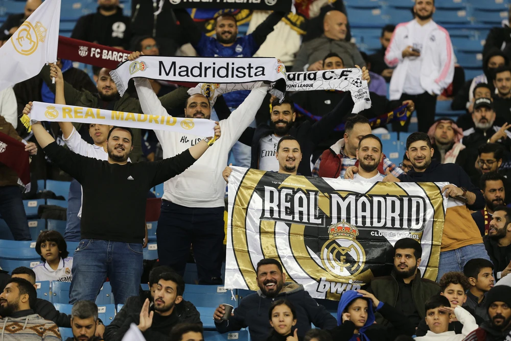 Real Madrid và Barcelona đều lần lượt thắng các đối thủ Valencia và Real Betis ở loạt luân lưu sau 120 phút hòa để tạo nên El Clasico ở chung kết Siêu cúp Tây Ban Nha. Lewandowski có bàn gia tăng khoảng cách lên 2-0 cho Barcelona phút 45. Real Madrid thua toàn diện ở El Clasico lần này. Barcelona tiếp cận trận đấu mà HLV Xavi rất lo lắng. Phía bên kia Carlo Ancelotti cũng lo lắng không kém. Tuy nhiên Barcelona đã giải quyết trận đấu theo cách rất dễ dàng với ba bàn thắng trong vòng 69 phút. Fan Barcelona hầu như không phải...thót tim vì các bàn thắng của Barcelona đến theo chiều hướng thuận lợi. Một buổi tối mà Vinicius Jr mờ nhạt. ...Còn Quả bóng vàng thế giới 2022 Benzema chỉ ghi bàn thắng danh dự cuối trận khi mọi chuyện đã ngã ngũ. Siêu cúp Tây Ban Nha "phiên bản thương mại" mà LĐBĐ nước này tạo ra để kinh doanh ở Saudi Arabia. Lễ đăng quang Siêu cúp Tây Ban Nha ở sân King Fadh tại TP Riyadh, Saudi Arabia. Đánh bại đại kỳ phùng Real Madrid, Barcelona lên ngôi Siêu cúp Tây Ban Nha. Ảnh: Reuters.