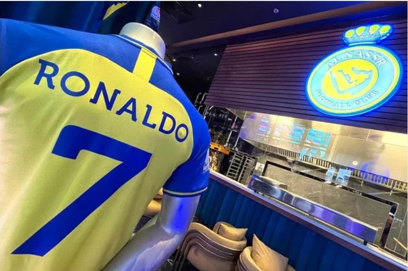 Tất cả những gì "dính" đến Ronaldo là đều có giá trị kinh tế khi anh về Al Nassr. Ảnh: AFP