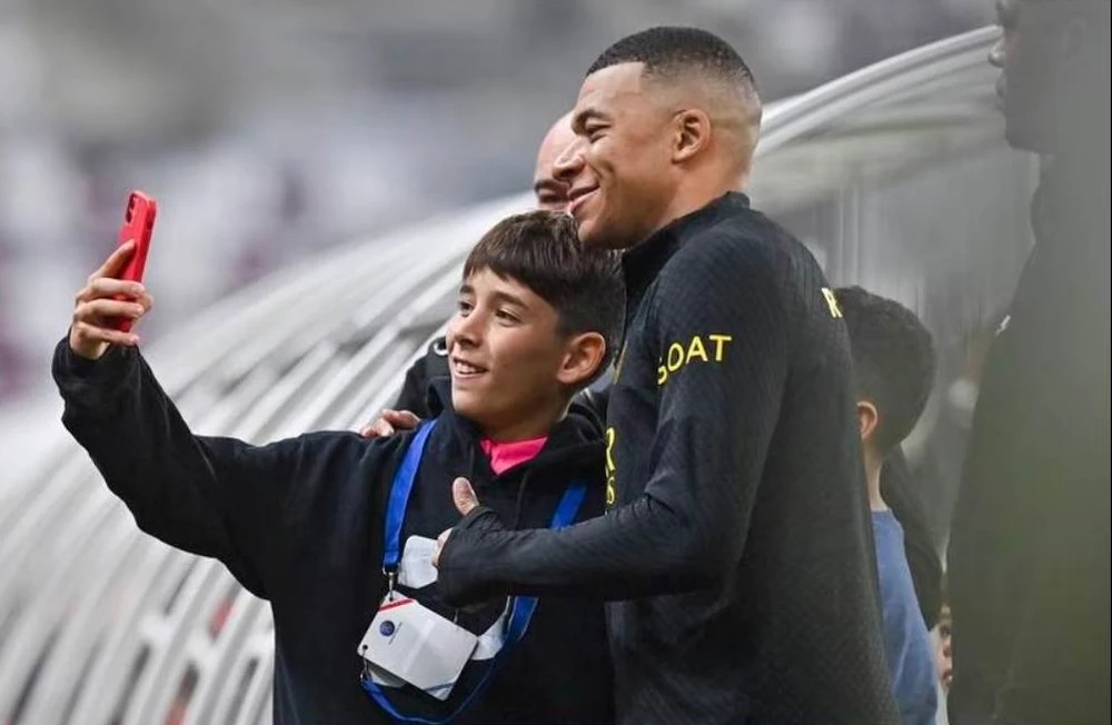 Mbappe chụp hình cùng fan nhí ở sân Khalifa. Sergio Ramos cũng mướt mồ hôi không kém để chuẩn bị đối đầu với người đồng đội cũ- Ronaldo trên sân King Fadh ở Riyadh. Donnarumma, cầu thủ xuất sắc nhất Euro 2020 lại vắng mặt cùng tuyển Ý ở World Cup 2022 quả là tiếc nuối nay anh đến Qatar cùng PSG. HLV C.Galtier của PSG đang trả lời báo chí trên sân Khalifa. Hakimi, Mbappa, Neymar, Messi,...trong màu áo PSG chuẩn bị đối đầu với Ronaldo.