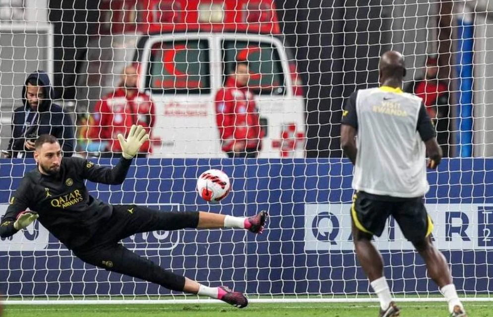 Donnarumma, cầu thủ xuất sắc nhất Euro 2020 lại vắng mặt cùng tuyển Ý ở World Cup 2022 quả là tiếc nuối nay anh đến Qatar cùng PSG. HLV C.Galtier của PSG đang trả lời báo chí trên sân Khalifa. Hakimi, Mbappa, Neymar, Messi,...trong màu áo PSG chuẩn bị đối đầu với Ronaldo.