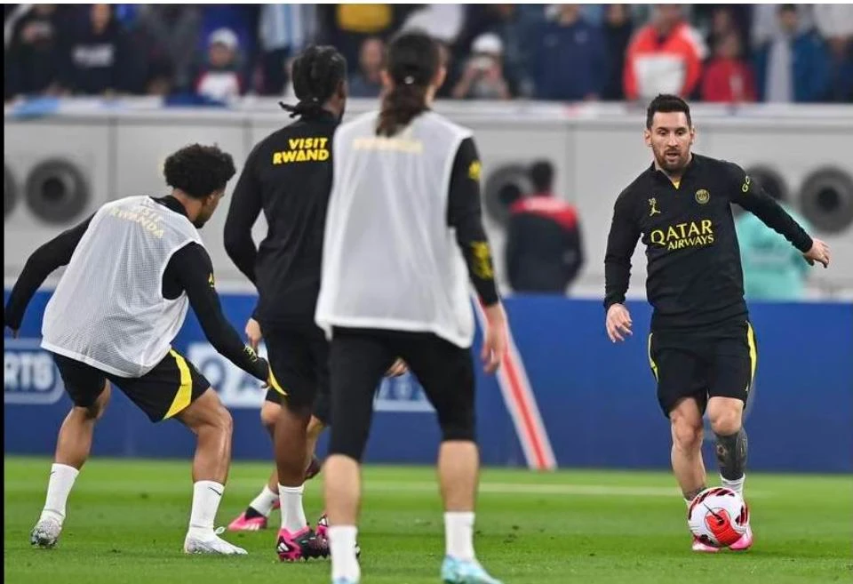Một tháng sau khi cùng Argentina vô địch World Cup 2022 tại Qatar, nay Messi quay lại đó cùng đồng đội PSG. Fan của PSG đến sân Khalifa ở Doha xem PSG tập luyện. Neymar chăm chỉ tập luyện cùng đồng đội sau thất bại của Brazil... rất thảm ở World Cup 2022. Mbappe chụp hình cùng fan nhí ở sân Khalifa. Sergio Ramos cũng mướt mồ hôi không kém để chuẩn bị đối đầu với người đồng đội cũ- Ronaldo trên sân King Fadh ở Riyadh. Donnarumma, cầu thủ xuất sắc nhất Euro 2020 lại vắng mặt cùng tuyển Ý ở World Cup 2022 quả là tiếc nuối nay anh đến Qatar cùng PSG. HLV C.Galtier của PSG đang trả lời báo chí trên sân Khalifa. Hakimi, Mbappa, Neymar, Messi,...trong màu áo PSG chuẩn bị đối đầu với Ronaldo.