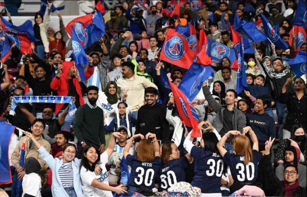 Fan của PSG đến sân Khalifa ở Doha xem PSG tập luyện. Neymar chăm chỉ tập luyện cùng đồng đội sau thất bại của Brazil... rất thảm ở World Cup 2022. Mbappe chụp hình cùng fan nhí ở sân Khalifa. Sergio Ramos cũng mướt mồ hôi không kém để chuẩn bị đối đầu với người đồng đội cũ- Ronaldo trên sân King Fadh ở Riyadh. Donnarumma, cầu thủ xuất sắc nhất Euro 2020 lại vắng mặt cùng tuyển Ý ở World Cup 2022 quả là tiếc nuối nay anh đến Qatar cùng PSG. HLV C.Galtier của PSG đang trả lời báo chí trên sân Khalifa. Hakimi, Mbappa, Neymar, Messi,...trong màu áo PSG chuẩn bị đối đầu với Ronaldo.