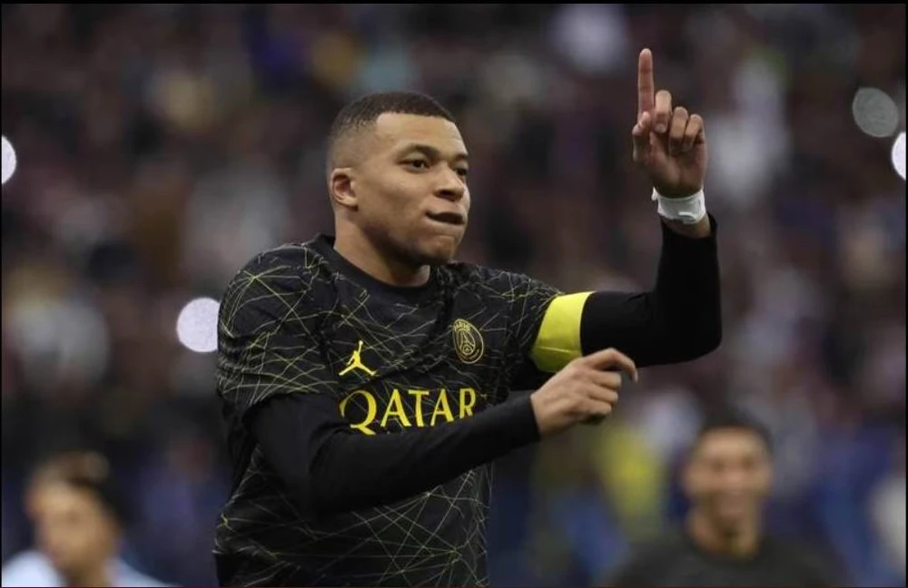 Ngôi sao Pháp Mbappe cũng có bàn thắng. Một pha va chạm rất nặng giữa thủ môn Navas của PSG với Ronaldo. Jang Hun-soo san bằng tỉ số 3-3 cho Liên quân. Ronaldo vẫn rất dũng mãnh ở tuổi 37. Messi trong một pha chạm trán với thủ môn Al Owais của Liên quân Al Nassr-Al Hilal. Mbappe và... ông anh Ronaldo. Một trận giao hữu quá nhiều siêu sao nhưng tính đối kháng không cao. Mbappe góp một bàn thắng vào chiến thắng 5-4 của đội khách đến từ thủ đô nước Pháp. Juan Bernat của PSG bị trọng tài người Qatar rút thẻ đỏ. Trợ lý của Liên quân bắt tay Ronaldo. Tổ trọng tài người Qatar điều hành trận đấu, Ronaldo là đội trưởng của Liên quân còn Marquinhos làm đội trưởng PSG. Trận đấu thắng lớn về mặt tài chính.