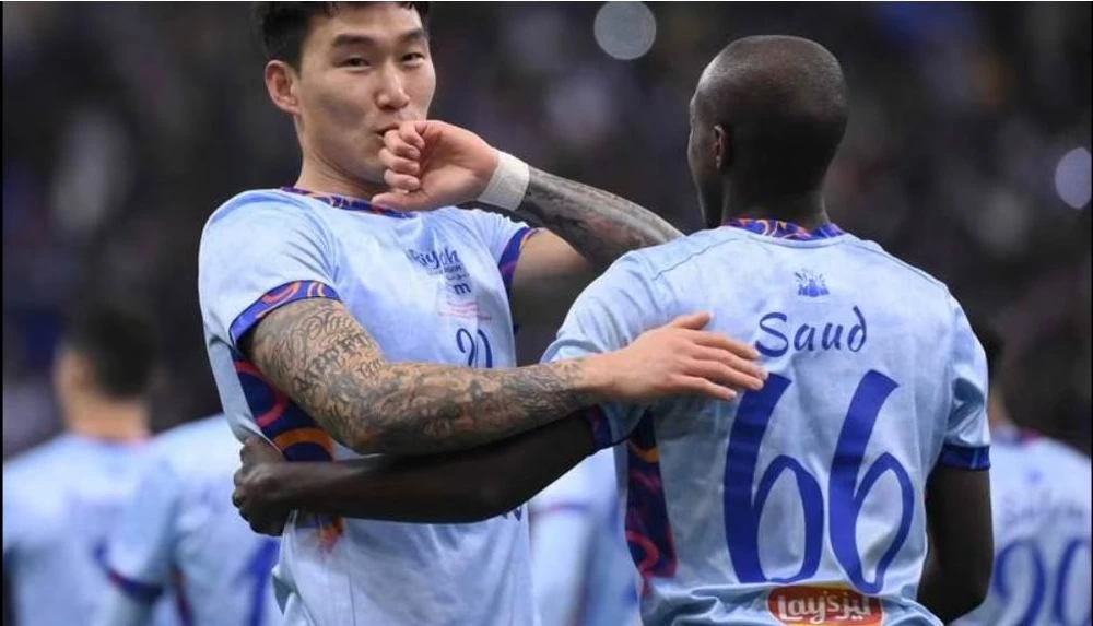 Jang Hun-soo san bằng tỉ số 3-3 cho Liên quân. Ronaldo vẫn rất dũng mãnh ở tuổi 37. Messi trong một pha chạm trán với thủ môn Al Owais của Liên quân Al Nassr-Al Hilal. Mbappe và... ông anh Ronaldo. Một trận giao hữu quá nhiều siêu sao nhưng tính đối kháng không cao. Mbappe góp một bàn thắng vào chiến thắng 5-4 của đội khách đến từ thủ đô nước Pháp. Juan Bernat của PSG bị trọng tài người Qatar rút thẻ đỏ. Trợ lý của Liên quân bắt tay Ronaldo. Tổ trọng tài người Qatar điều hành trận đấu, Ronaldo là đội trưởng của Liên quân còn Marquinhos làm đội trưởng PSG. Trận đấu thắng lớn về mặt tài chính.