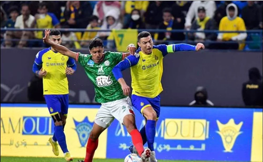 Ronaldo bị đối phương đoạt bóng. Thắng đối thủ 1-0 ở vòng 14 giải Saudi Arabia, tiếp trên sân Mrsool, Al Nassr duy trì ngôi đầu trên bảng xếp hạng. Ronaldo ra hiệu cho đồng đội chuyền bóng cho mình. ...và anh dễ dàng nhận bóng Ronaldo nỗ lực chào sân bằng bàn thắng Tân đội trưởng Al Nassr nỗ lực rất nhiều nhưng tính ăn ý với đồng đội chưa cao. Ronaldo cố gắng tìm bàn thắng cho mình trong lần đầu khoác áo Al Nassr nhưng bất thành. Tuy nhiên, người đồng đội của Ronaldo là Talisca đã có bàn thắng giúp Al Nassr có thêm ba điểm.