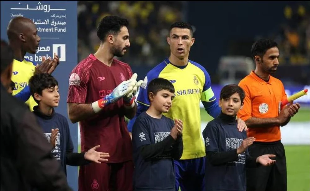 Ngay lần đầu chào sân Mrsool - sân nhà của Al Nassr, Ronaldo đã mang băng đội trưởng. Động tác "rang ngô, rang lạc" rất quen thuộc của Ronaldo. ...Và kiểu lấy đà sút phạt cũng rất Ronaldo. ...Chạy đà sút phạt. Đội trưởng Ronaldo... ra hiệu xin bóng. Ronaldo chia vui cùng đồng đội Talisca (ngoại binh Brazil), người ghi bàn thắng duy nhất trận Trận đầu tiên trong màu áo Al Nassr, Ronaldo cùng đồng đội đã đánh bại đội khách Al Attifaq 1-0 Ronaldo ăn mừng với tác giả bàn thắng duy nhất trận. Ronaldo bị đối phương đoạt bóng. Thắng đối thủ 1-0 ở vòng 14 giải Saudi Arabia, tiếp trên sân Mrsool, Al Nassr duy trì ngôi đầu trên bảng xếp hạng. Ronaldo ra hiệu cho đồng đội chuyền bóng cho mình. ...và anh dễ dàng nhận bóng Ronaldo nỗ lực chào sân bằng bàn thắng Tân đội trưởng Al Nassr nỗ lực rất nhiều nhưng tính ăn ý với đồng đội chưa cao. Ronaldo cố gắng tìm bàn thắng cho mình trong lần đầu khoác áo Al Nassr nhưng bất thành. Tuy nhiên, người đồng đội của Ronaldo là Talisca đã có bàn thắng giúp Al Nassr có thêm ba điểm.