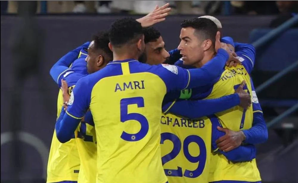 Trận đầu tiên trong màu áo Al Nassr, Ronaldo cùng đồng đội đã đánh bại đội khách Al Attifaq 1-0 Ronaldo ăn mừng với tác giả bàn thắng duy nhất trận. Ronaldo bị đối phương đoạt bóng. Thắng đối thủ 1-0 ở vòng 14 giải Saudi Arabia, tiếp trên sân Mrsool, Al Nassr duy trì ngôi đầu trên bảng xếp hạng. Ronaldo ra hiệu cho đồng đội chuyền bóng cho mình. ...và anh dễ dàng nhận bóng Ronaldo nỗ lực chào sân bằng bàn thắng Tân đội trưởng Al Nassr nỗ lực rất nhiều nhưng tính ăn ý với đồng đội chưa cao. Ronaldo cố gắng tìm bàn thắng cho mình trong lần đầu khoác áo Al Nassr nhưng bất thành. Tuy nhiên, người đồng đội của Ronaldo là Talisca đã có bàn thắng giúp Al Nassr có thêm ba điểm.