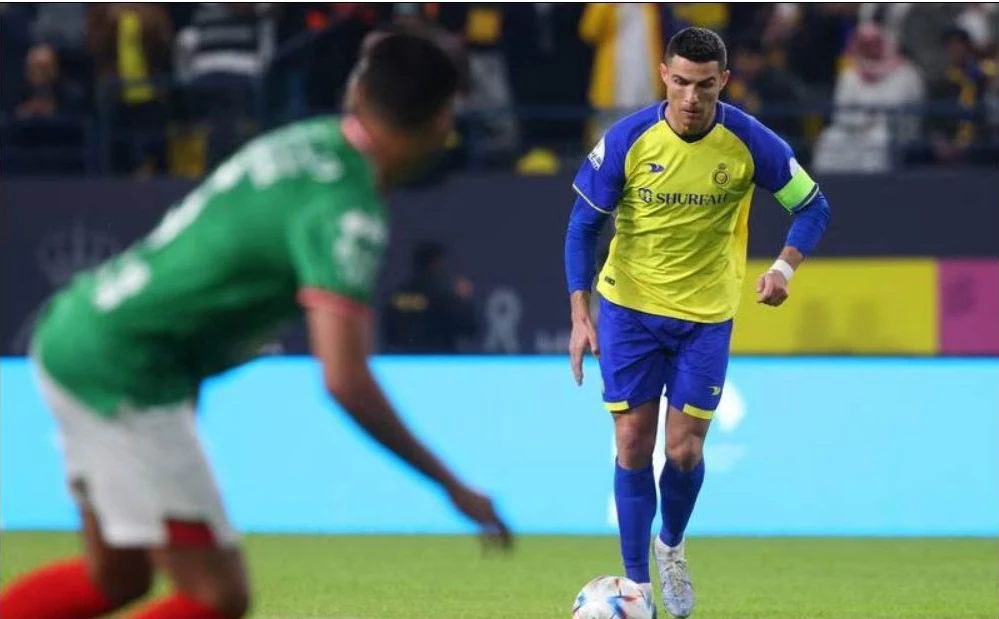 ...Chạy đà sút phạt. Đội trưởng Ronaldo... ra hiệu xin bóng. Ronaldo chia vui cùng đồng đội Talisca (ngoại binh Brazil), người ghi bàn thắng duy nhất trận Trận đầu tiên trong màu áo Al Nassr, Ronaldo cùng đồng đội đã đánh bại đội khách Al Attifaq 1-0 Ronaldo ăn mừng với tác giả bàn thắng duy nhất trận. Ronaldo bị đối phương đoạt bóng. Thắng đối thủ 1-0 ở vòng 14 giải Saudi Arabia, tiếp trên sân Mrsool, Al Nassr duy trì ngôi đầu trên bảng xếp hạng. Ronaldo ra hiệu cho đồng đội chuyền bóng cho mình. ...và anh dễ dàng nhận bóng Ronaldo nỗ lực chào sân bằng bàn thắng Tân đội trưởng Al Nassr nỗ lực rất nhiều nhưng tính ăn ý với đồng đội chưa cao. Ronaldo cố gắng tìm bàn thắng cho mình trong lần đầu khoác áo Al Nassr nhưng bất thành. Tuy nhiên, người đồng đội của Ronaldo là Talisca đã có bàn thắng giúp Al Nassr có thêm ba điểm.