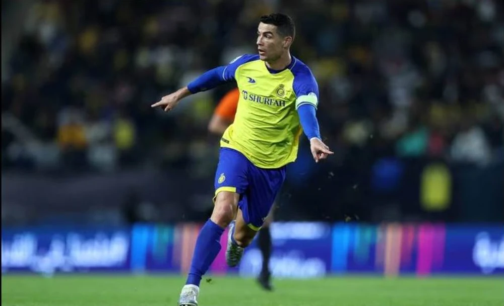 Ronaldo ra hiệu cho đồng đội chuyền bóng cho mình. ...và anh dễ dàng nhận bóng Ronaldo nỗ lực chào sân bằng bàn thắng Tân đội trưởng Al Nassr nỗ lực rất nhiều nhưng tính ăn ý với đồng đội chưa cao. Ronaldo cố gắng tìm bàn thắng cho mình trong lần đầu khoác áo Al Nassr nhưng bất thành. Tuy nhiên, người đồng đội của Ronaldo là Talisca đã có bàn thắng giúp Al Nassr có thêm ba điểm.