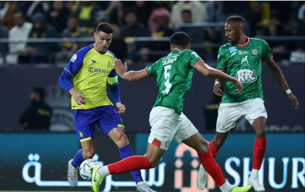 Tân đội trưởng Al Nassr nỗ lực rất nhiều nhưng tính ăn ý với đồng đội chưa cao. Ronaldo cố gắng tìm bàn thắng cho mình trong lần đầu khoác áo Al Nassr nhưng bất thành. Tuy nhiên, người đồng đội của Ronaldo là Talisca đã có bàn thắng giúp Al Nassr có thêm ba điểm.